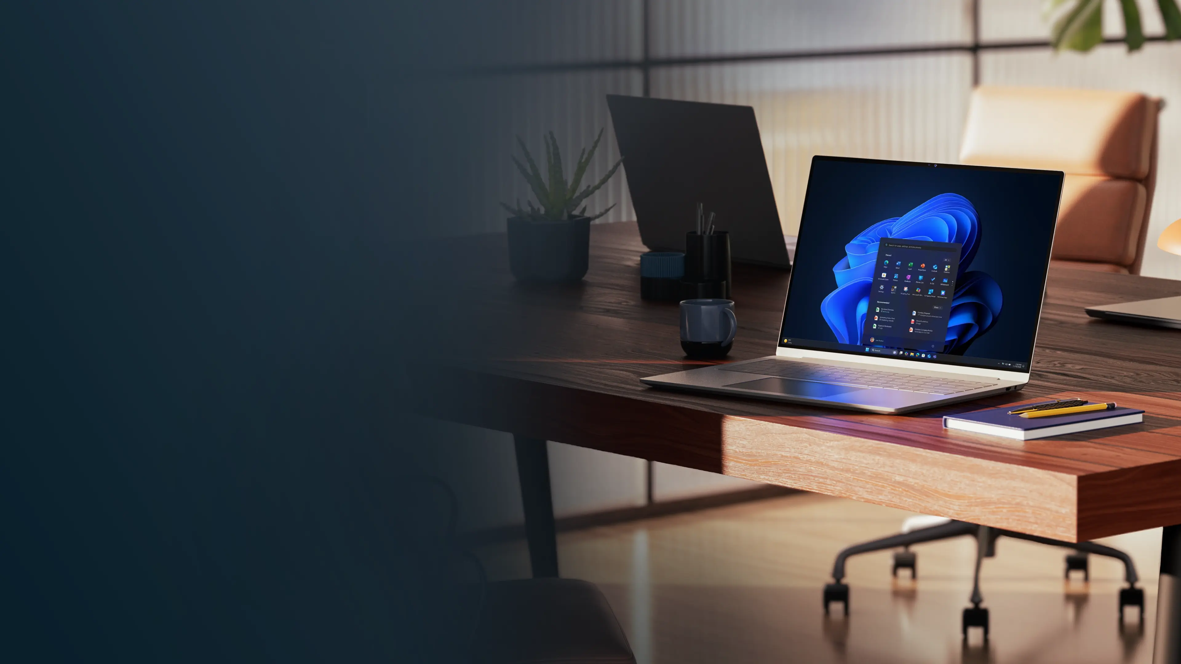 Windows 11 Pro dizüstü bilgisayar, masanın üzerinde açık